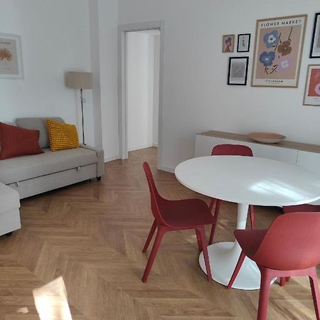 Elegante Bilocale A Milano Con Balcone Apartman Kültér fotó